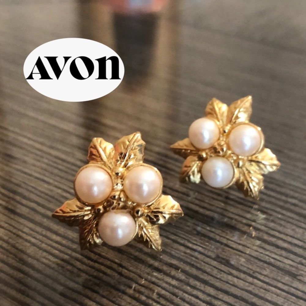 Vintage 1989 Avon Pearlesque Cluster Three Pearl Earrings Floral - Gold-tone